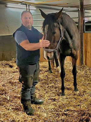 Josef Stemmer mit Pferd im Stall.